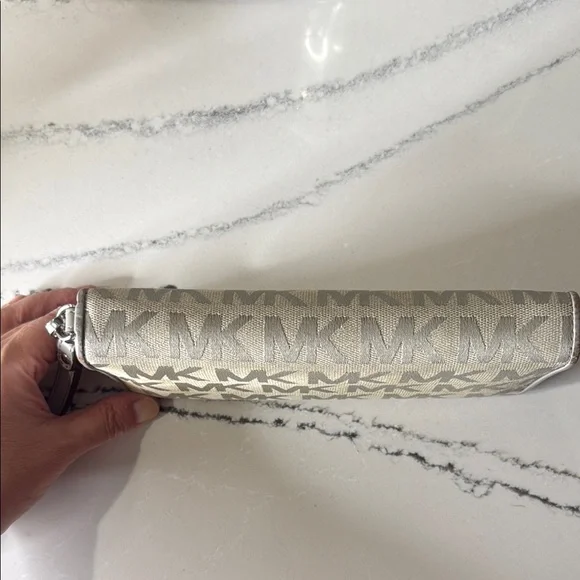 Michael Kors Jet Set Travel Continental Light Grey Logo Wristlet - Picture 8 of 12